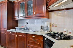 Kühlschrank, Ofen, Herdplatte, Wasserkocher mit Kaffee-/Teezubehör