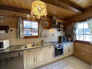 Kylskåp, ugn, diskmaskin och kaffe- och tebryggare