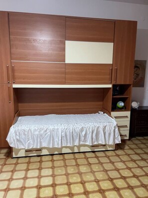 1 bedroom, bed sheets