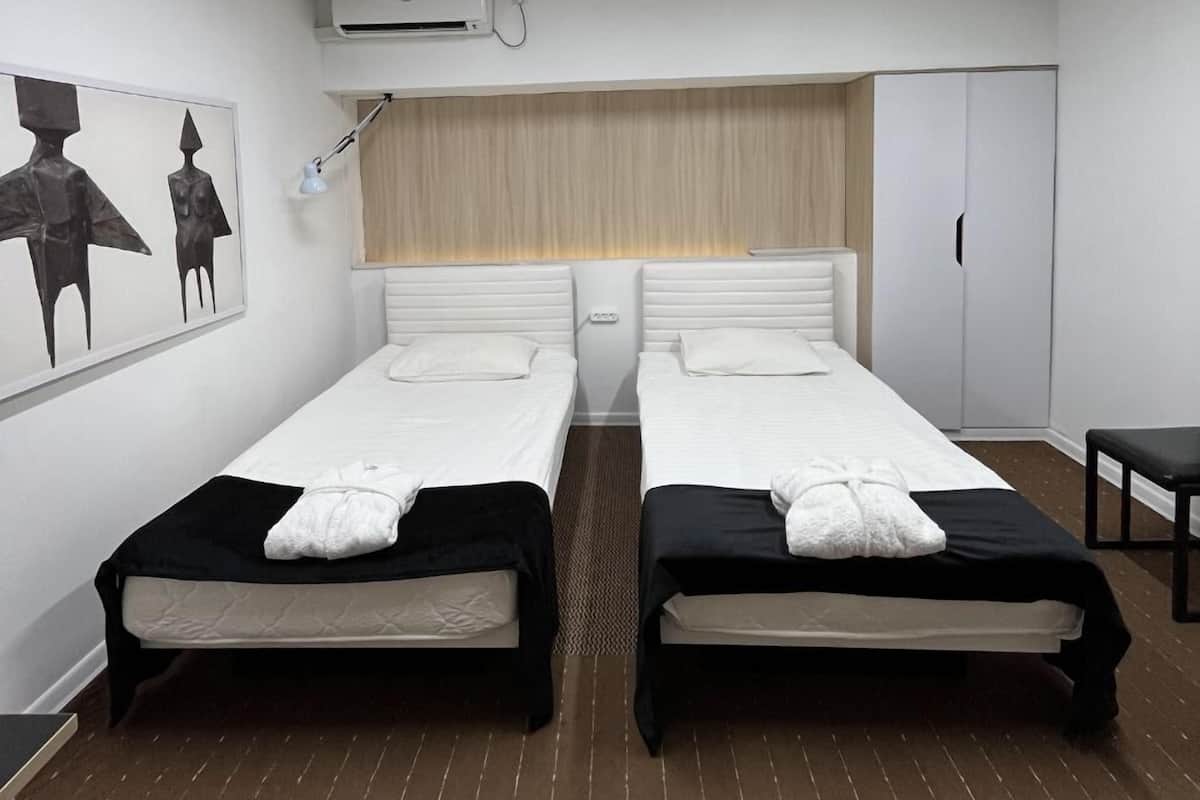 Chambre Classique avec lits jumeaux | Rideaux occultants, fer et planche à repasser, Wi-Fi gratuit