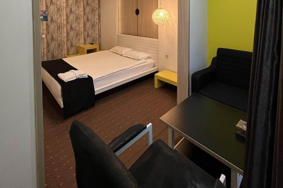 Chambre Deluxe Double ou avec lits jumeaux | Rideaux occultants, fer et planche à repasser, Wi-Fi gratuit