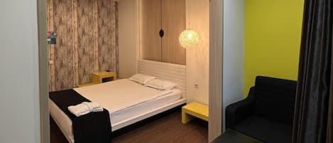 Deluxe dubbelrum eller tvåbäddsrum | Mörkläggningsgardiner, strykjärn/strykbräda, gratis wi-fi och sängkläder