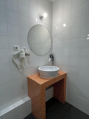 Classic-Zweibettzimmer | Verdunkelungsvorhänge, Bügeleisen/Bügelbrett, kostenloses WLAN