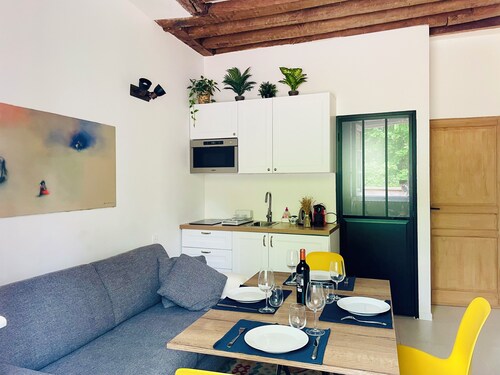 Studio #6 - Quiet with park view