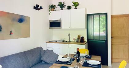 Studio #6 - Quiet with park view