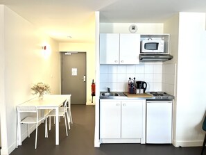 Geladeira, micro-ondas, cooktop, cafeteira/chaleira
