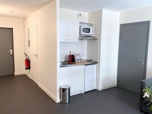 Kühlschrank, Mikrowelle, Herdplatte, Wasserkocher mit Kaffee-/Teezubehör