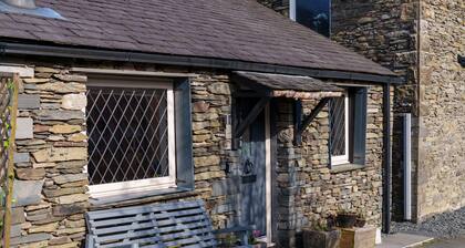 Windermere Cottage - Close to shops, restaurants and transport links.