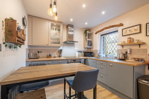 Windermere Cottage -  Close to shops, restaurants and transport links.