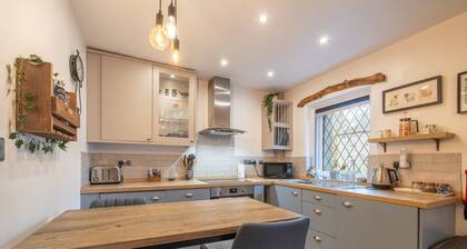 Windermere Cottage - Close to shops, restaurants and transport links.
