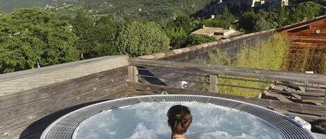 Outdoor spa tub