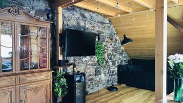 TV, lettore DVD, impianto stereo