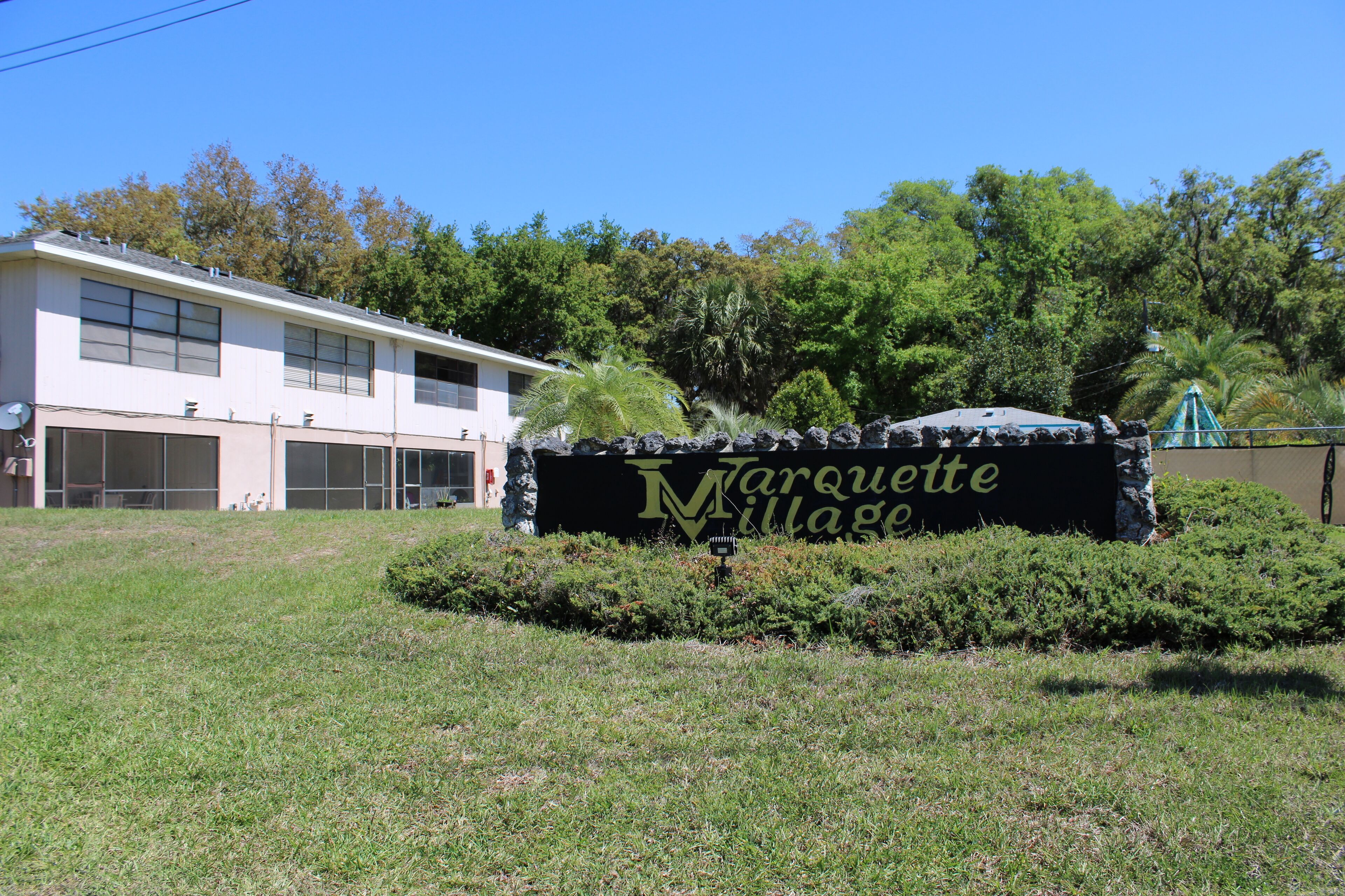 Quaint updated 2 bedroom townhouse located in the heart of Crystal River