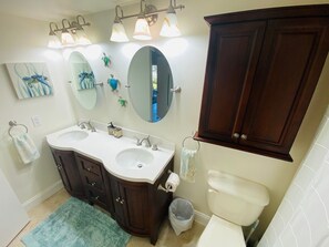 Douche, sèche-cheveux, serviettes fournies