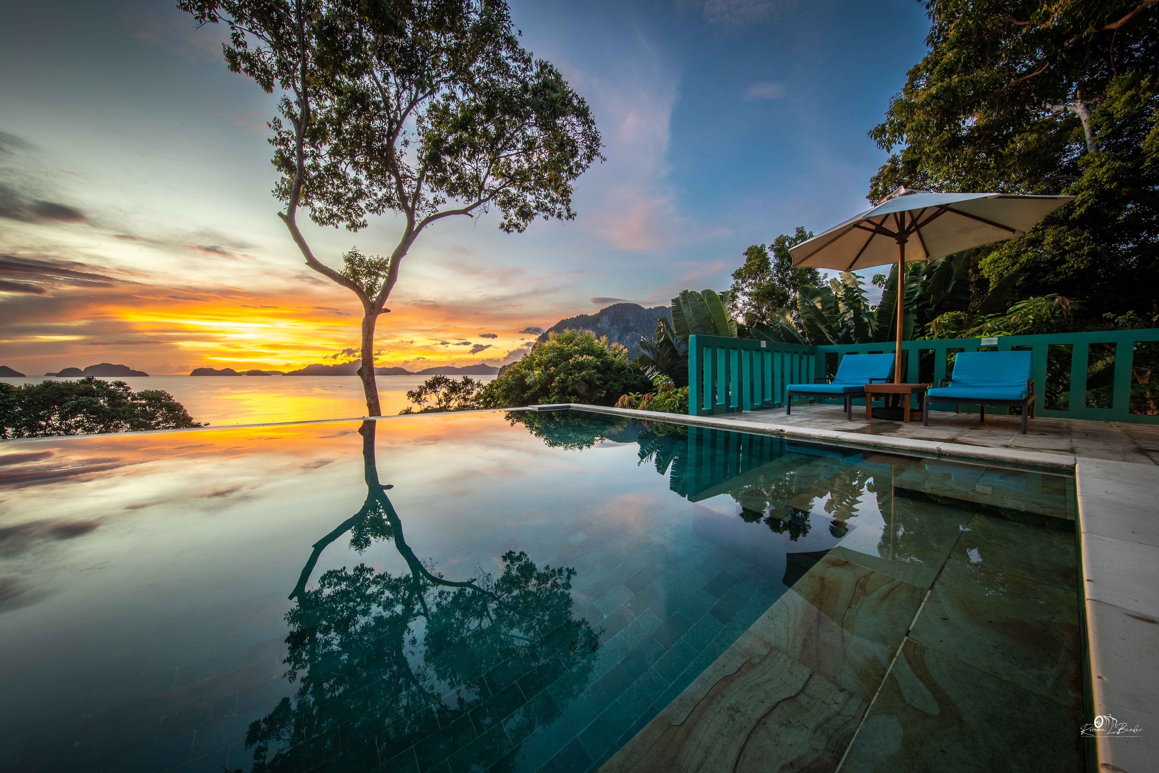 Outdoor pool, pool umbrellas, sun loungers