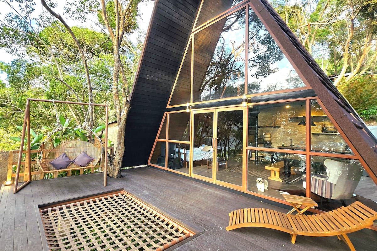 The Love Triangle | Premium bedding, down comforters, pillowtop beds, minibar