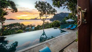 Kolam renang outdoor, dengan payung kolam renang dan kursi berjemur