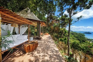 The Jungle Lodge | Premium bedding, down comforters, pillowtop beds, minibar