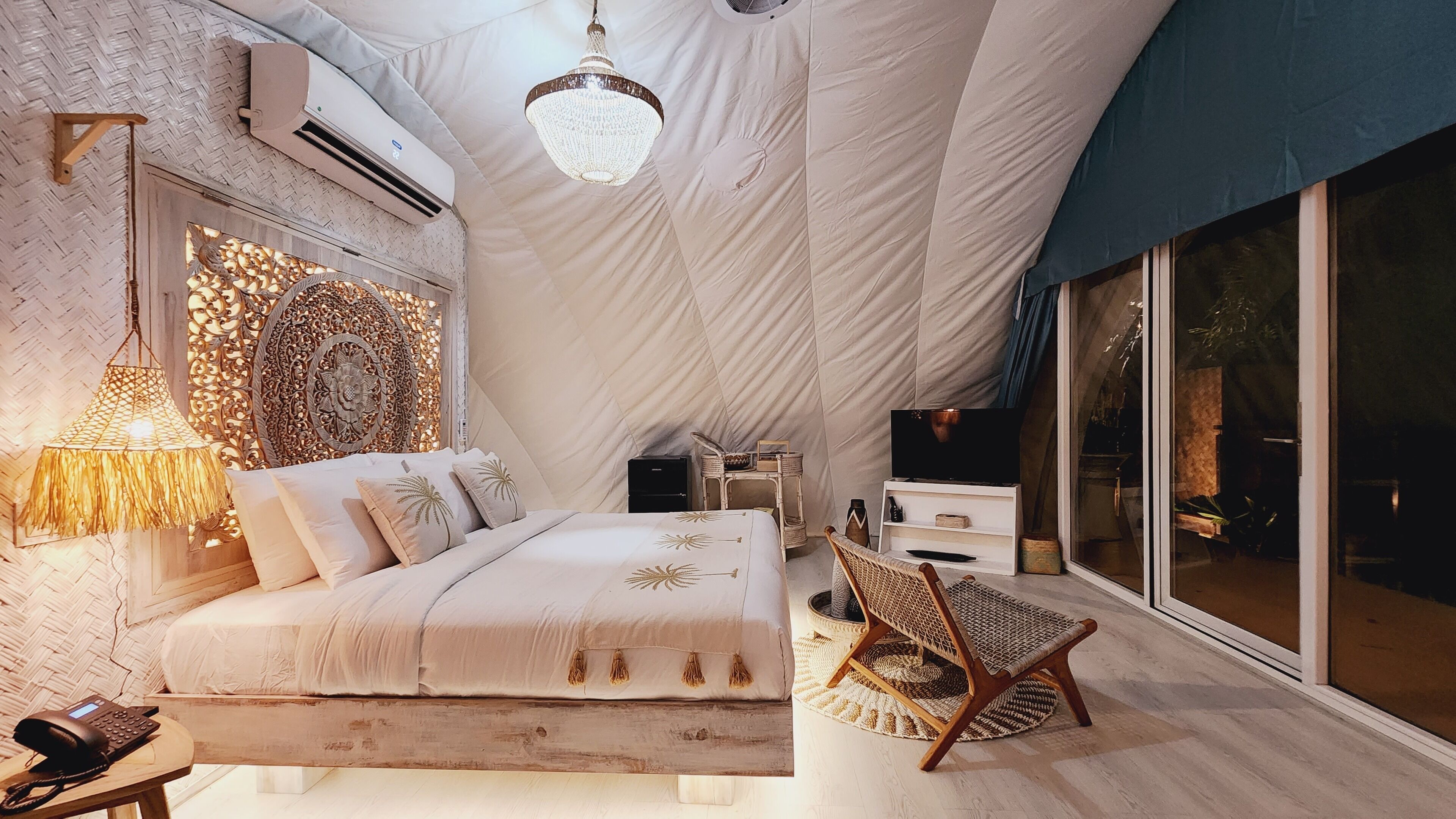 The Cocoon | Sengetøy av topp kvalitet, dundyner, senger med overmadrass og minibar