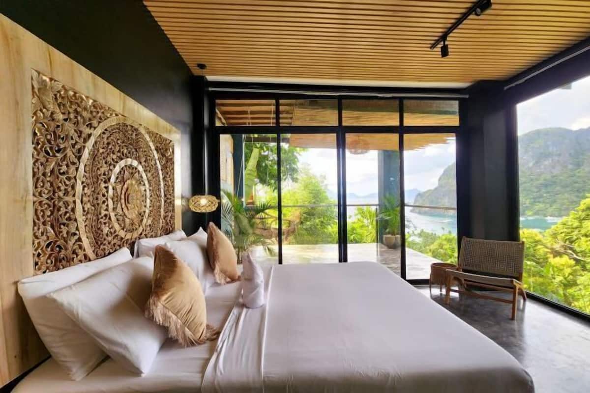 Premium bedding, down duvets, pillow-top beds, minibar