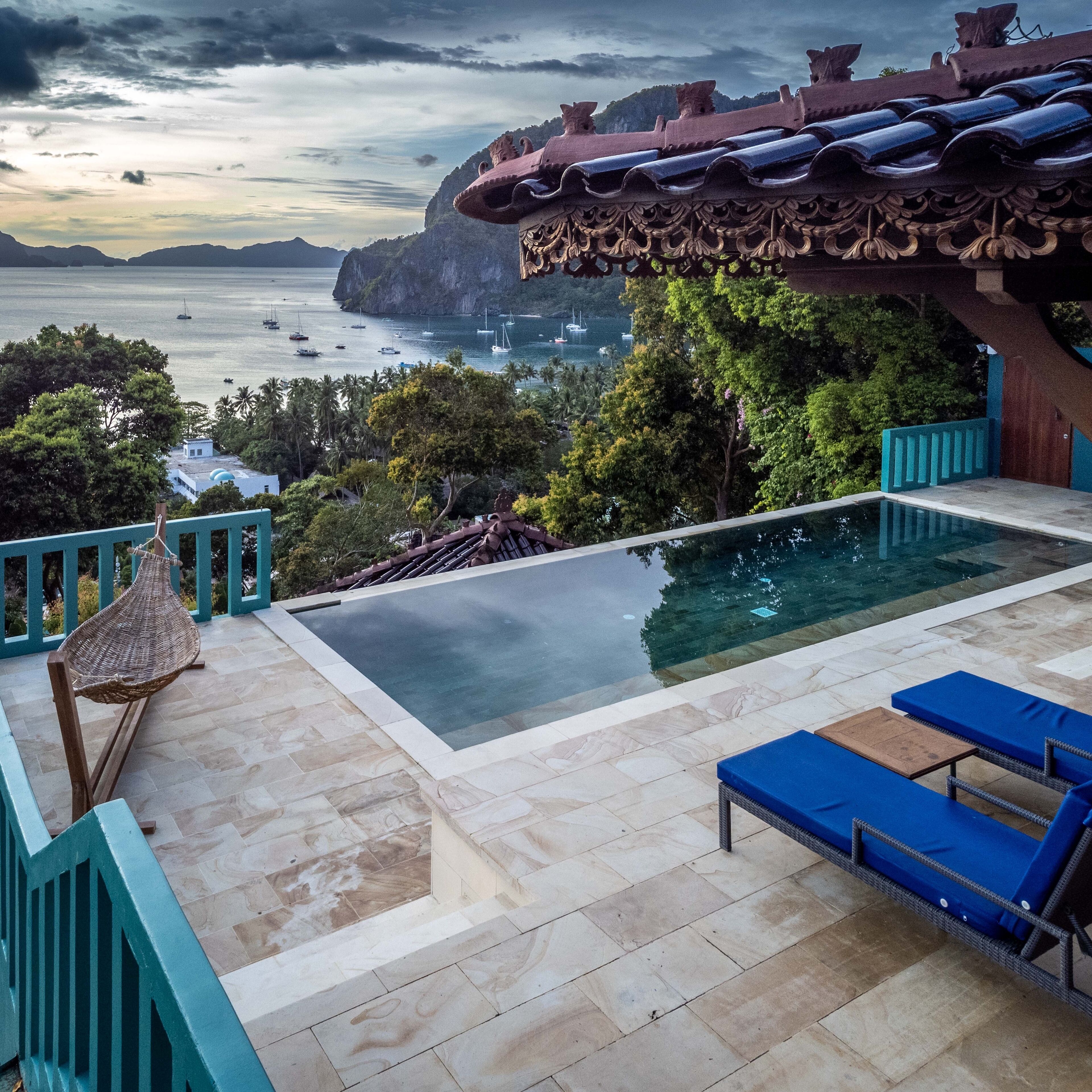 Piscina externa, guarda-sóis, espreguiçadeiras