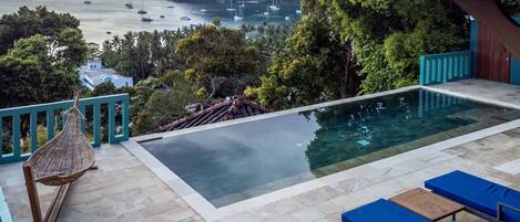 Ulkouima-allas, aurinkovarjoja, aurinkotuoleja