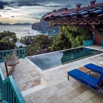 室外游泳池，池畔遮阳伞，日光浴躺椅