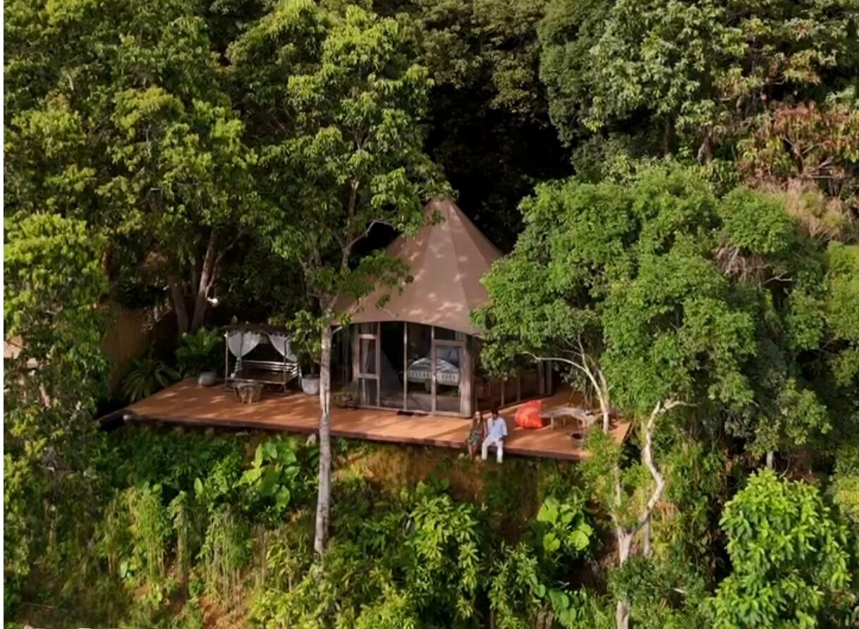 The Jungle Lodge | Premium bedding, down comforters, pillowtop beds, minibar