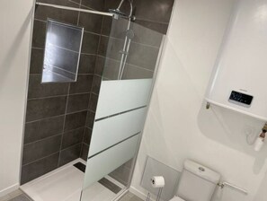 Een douche, een haardroger, handdoeken, zeep