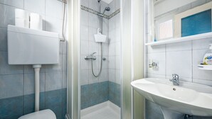 A bathroom with a shower, toilet, and sink. - Little apartment near the beach - Aleks 3 (Umag)