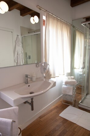 Douche, sèche-cheveux, bidet, serviettes fournies