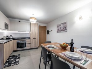 Kylskåp, mikrovågsugn, ugn och diskmaskin
