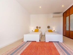 3 Schlafzimmer, Schreibtisch, Bügeleisen/Bügelbrett, WLAN