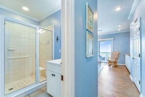 Combined shower/bathtub, towels - Serenade Of The Sea - Beach Front, Swimming Pool, Beach Gear Credit Included! (Saint George Island)