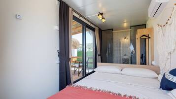 Minibar, soundproofing, free WiFi, bed sheets