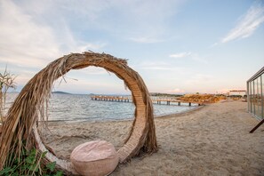 Plage, sable blanc, chaises longues, parasols