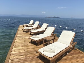 On the beach, white sand, sun-loungers, beach umbrellas - Anda Beach Bistro & Rooms (Ayvalik)