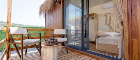 Doppelzimmer, Meerblick | Minibar, schallisolierte Zimmer, kostenloses WLAN, Bettwäsche