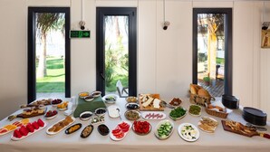 Una mesa de buffet con diversos alimentos y un cartel que indica una salida.