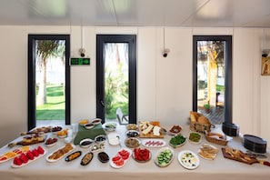Free daily buffet breakfast  - Anda Beach Bistro & Rooms (Ayvalik)