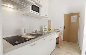 ثلاجة، ميكروويف، موقد طهي مسطح، ماكينة لصنع القهوة/الشاي