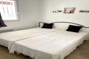 1 chambre, fer et planche Ă repasser, draps fournis