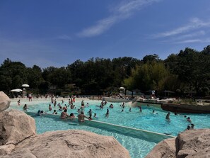 Utomhuspool och uppvärmd pool