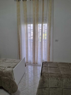 3 bedrooms, bed sheets - Ampia cucina ben arredata e balconi esterni (Macerata Campania)