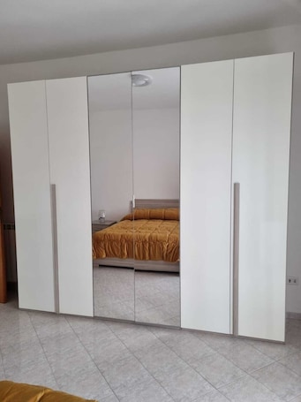3 bedrooms, bed sheets. Ampia cucina ben arredata e balconi esterni
