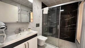 Kahden hengen deluxe-huone | Kylpyhuone | Poreamme, ilmaiset hygieniatuotteet, tohvelit, pyyhkeet