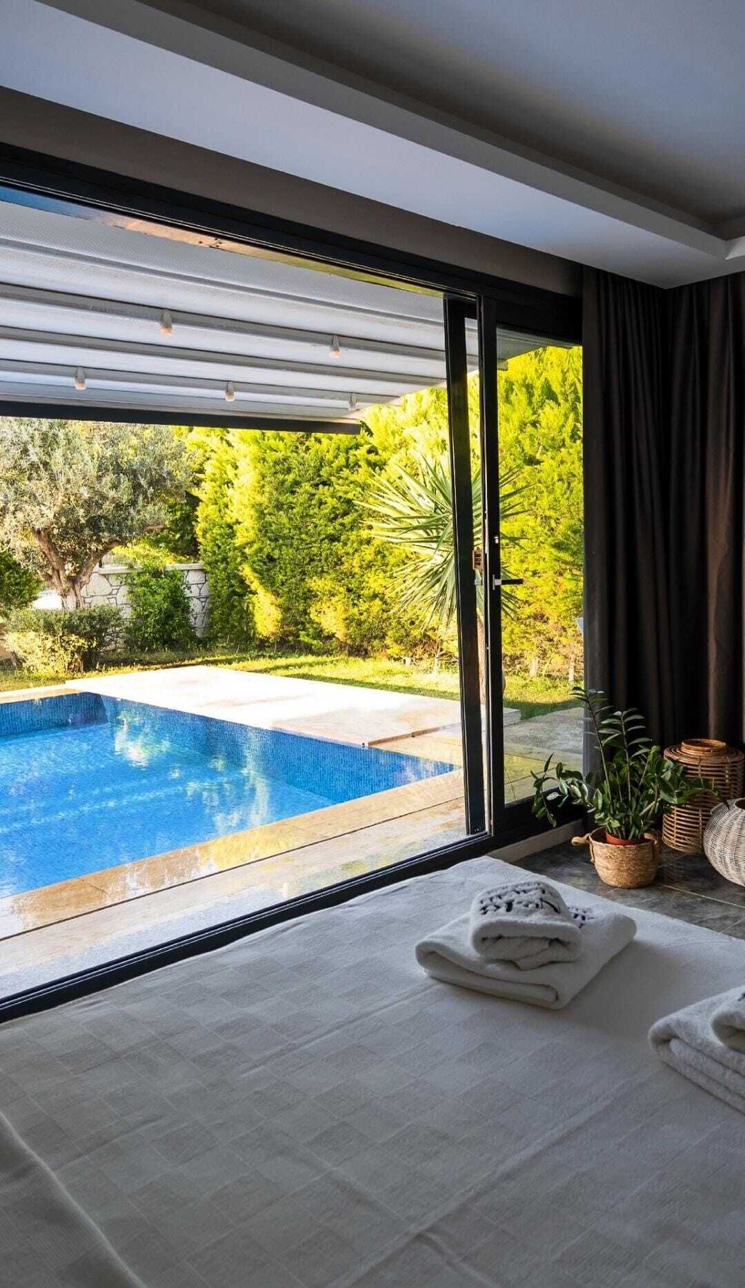Luxury Suite, Pool View | In-room safe, WiFi (free), bed sheets