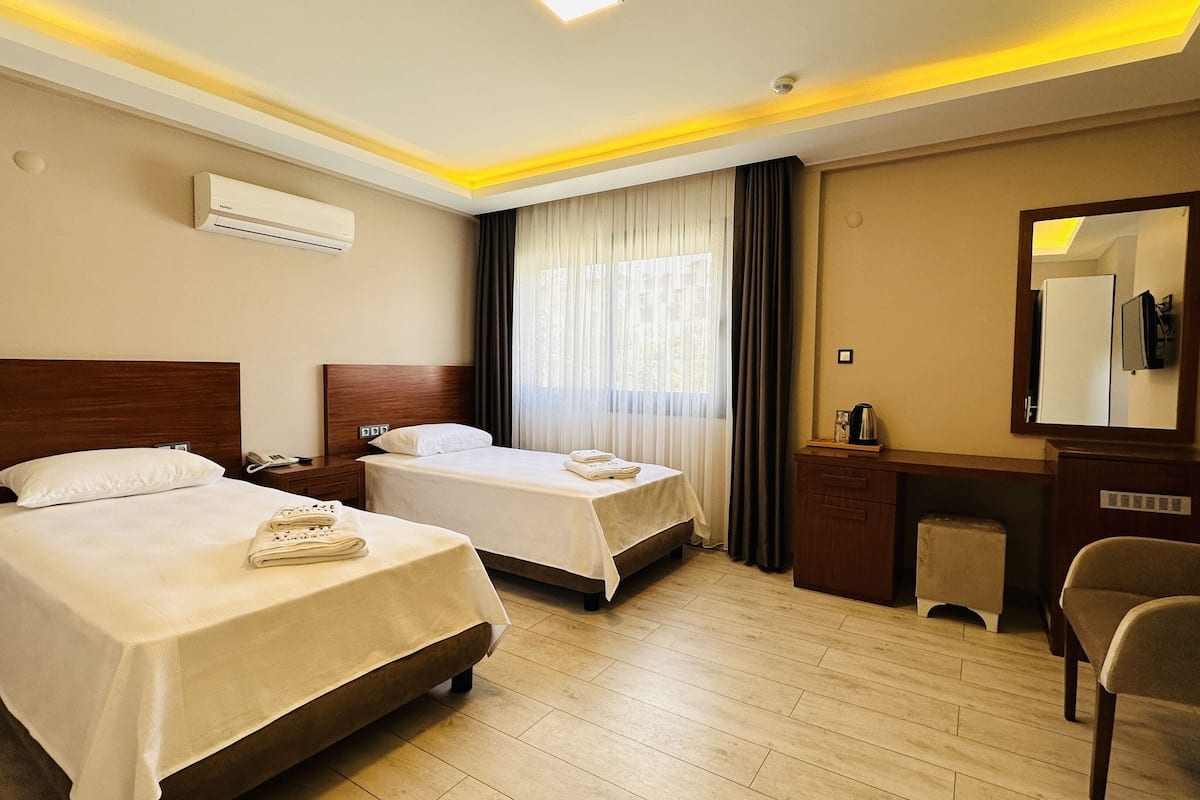 Camera Deluxe con letto matrimoniale o 2 letti singoli, vista cortile | Una cassaforte in camera, Wi-Fi gratuito, lenzuola