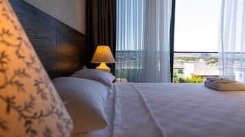 Herbergi með tvíbreiðu rúmi - 1 meðalstórt tvíbreitt rúm - nuddbaðker - sjávarsýn | Öryggishólf í herbergi, ókeypis þráðlaus nettenging, rúmföt