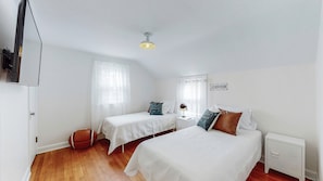 3 habitaciones, tabla de planchar con plancha y cuna de viaje 